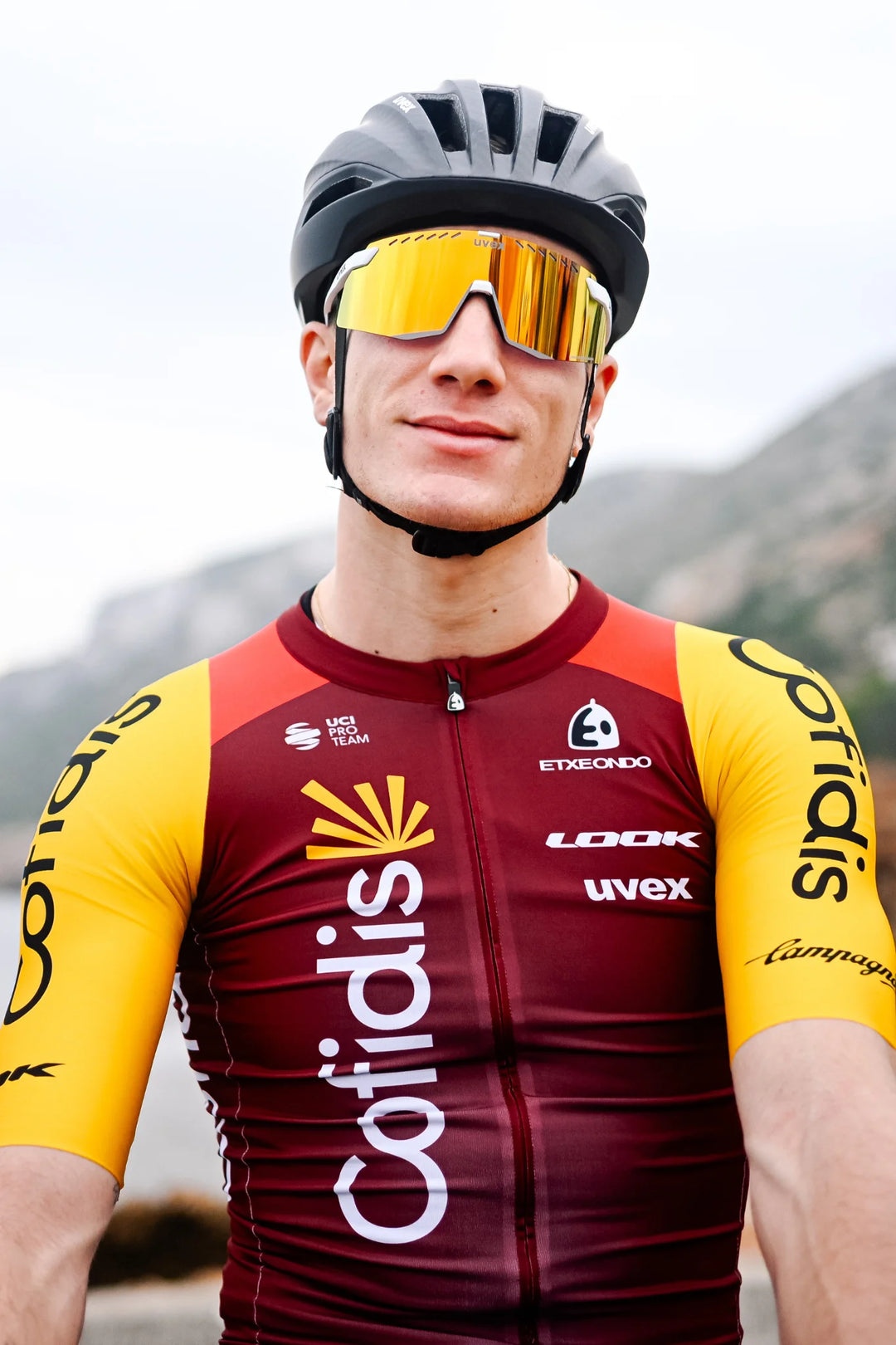 Un coureur de l'équipe porte le Maillot REPLICA manches courtes 2026 - Team COFIDIS x ETXEONDO