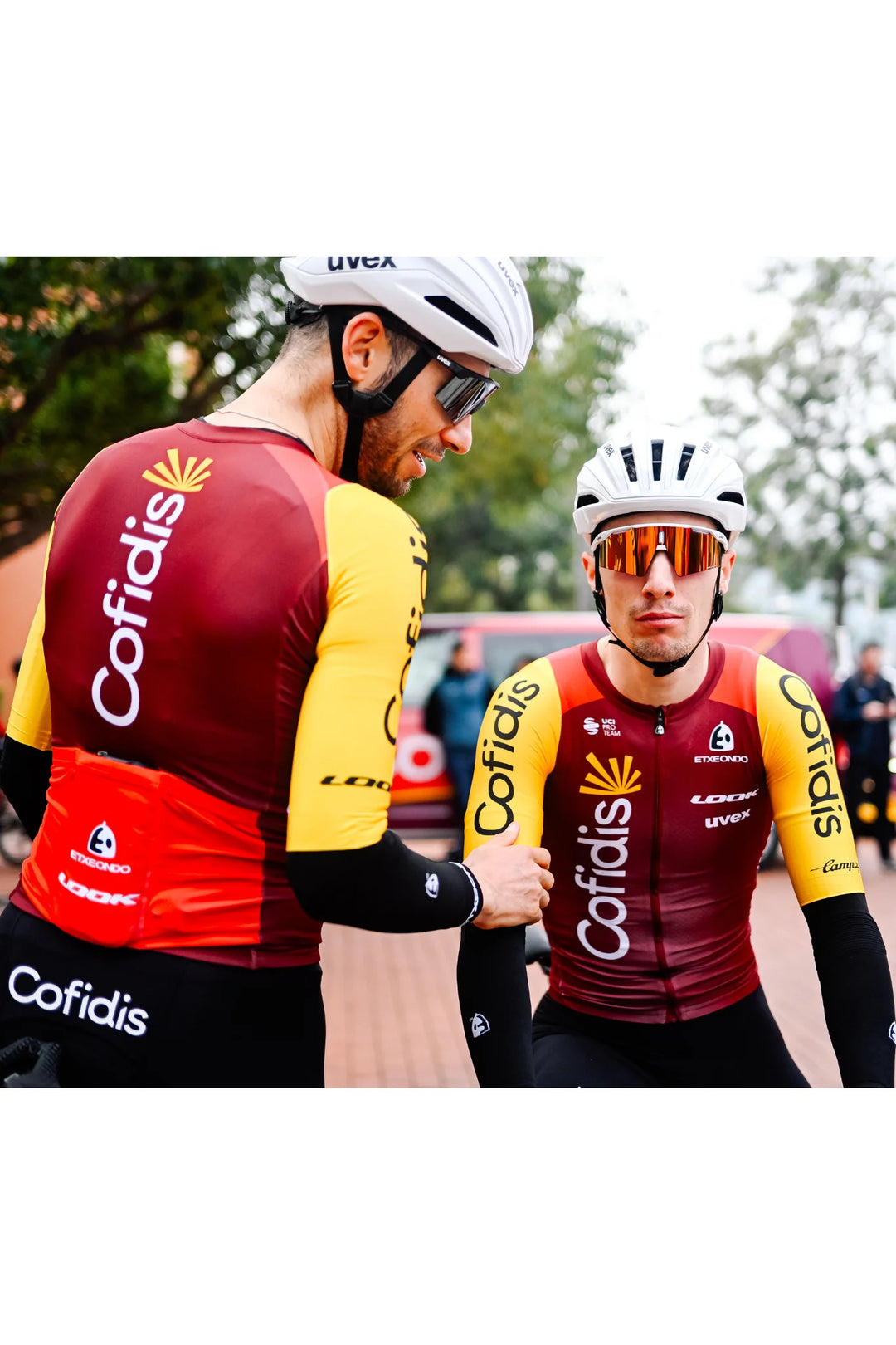 Un coureur de l'équipe porte le Maillot REPLICA manches courtes 2026 - Team COFIDIS x ETXEONDO
