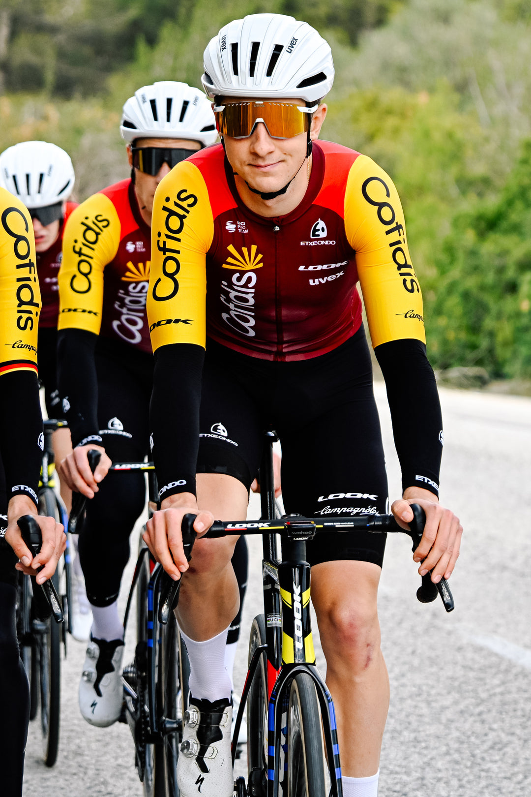 Un coureur de l'équipe porte le Maillot PRO manches courtes 2026 - Team COFIDIS x ETXEONDO