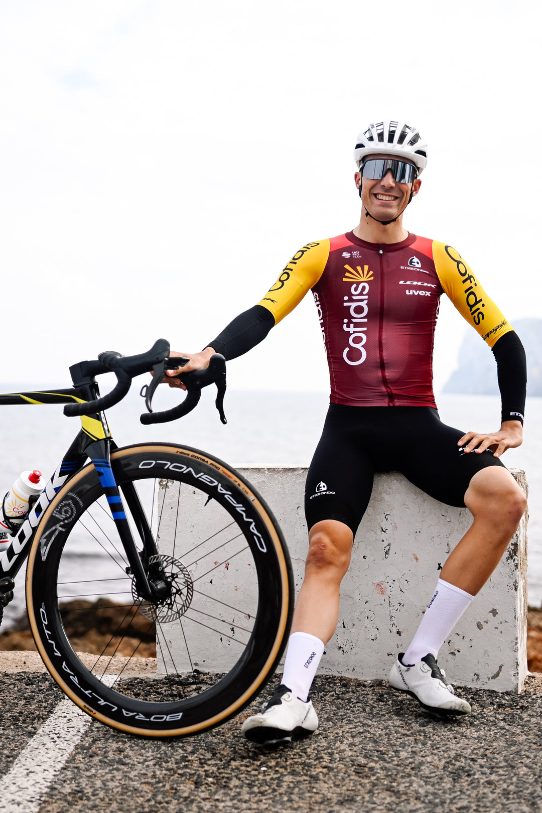 Un coureur de l'équipe porte le Maillot PRO manches courtes 2026 - Team COFIDIS x ETXEONDO